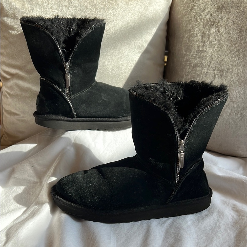 Black Winter Boots with Furry Lining and Side Zipper